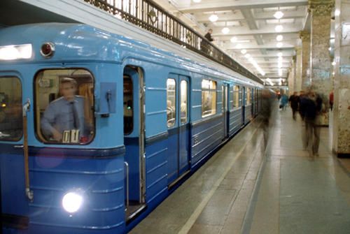 В Киеве в метро женщина упала под поезд 