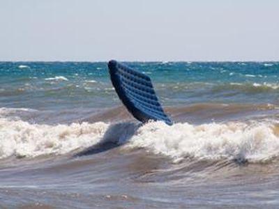 На азовском море спасли более чем 60 отдыхающих, унесенных в море на матрасах