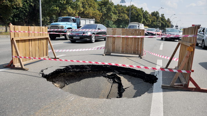 Провал возле моста Патона уже ликвидировали