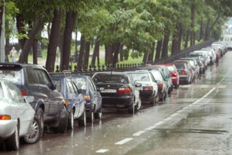 Зимой водителей заставят парковаться по одну сторону дороги