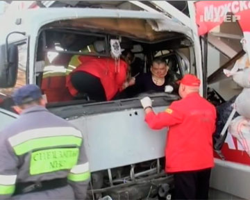 На Харьковском шоссе автобус влетел в витрину магазина. ВИДЕО