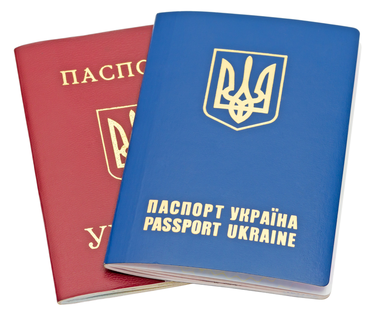 Президент подписал закон о внесении данных об отпечатках пальцев в загранпаспорта