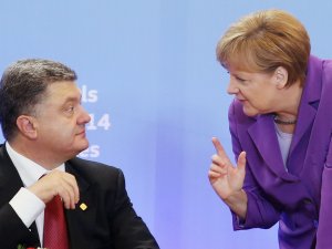 Порошенко проинформировал Меркель об ухудшении ситуации на Донбассе