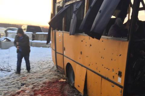 В сети появилось видео обстрелянного боевиками под Волновахой автобуса. ВИДЕО 18+