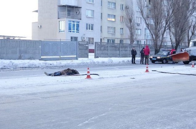 В Мариуполе маршрутка сбила насмерть водителя посыпальной машины. ВИДЕО