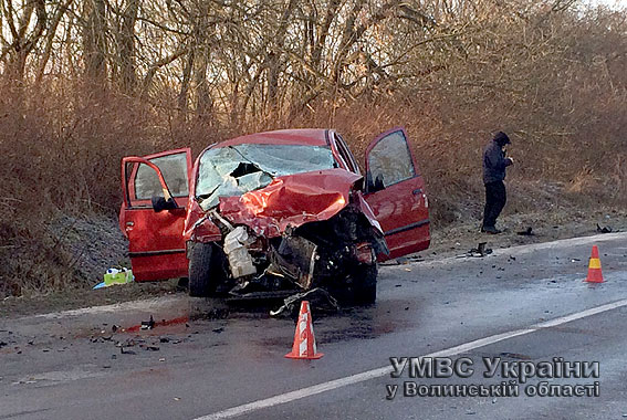 На Волыни женщина на Mitsubishi Colt врезалась в грузовик