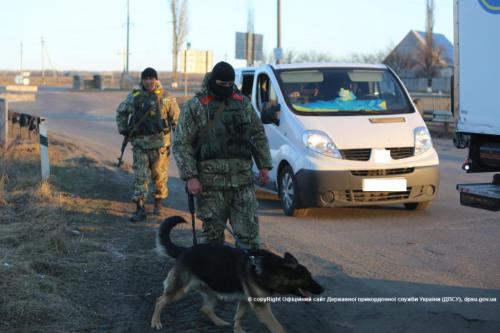 Пограничники задержали женщину с большим количеством паспортов, банковских карточек и деньгами