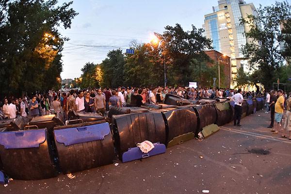 В неспокойном Ереване полиция намерена очисть улицы при помощи водометов