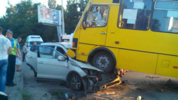 В Херсоне маршрутка наехала на легковушку, водитель в больнице