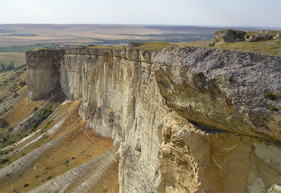 Очередное смертельное селфи: В Крыму девушка, пытаясь сделать снимок, сорвалась со скалы