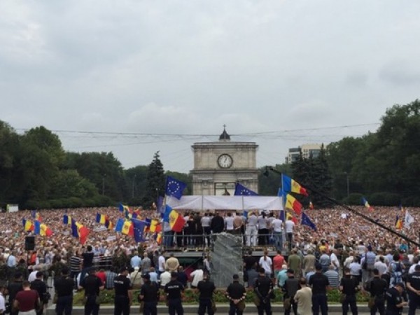 В Кишеневе митингующие обустроили палаточный городок: акция протеста будет продолжаться в режиме нон-стоп