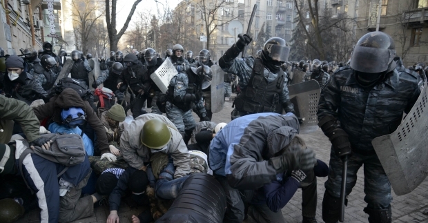 Суд оставил экс-беркутовца под домашним арестом, но разрешил снять электронный браслет