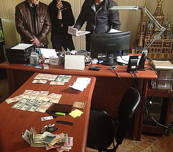 Чиновник брал взятки за выдачу дипломов и паспортов моряка 