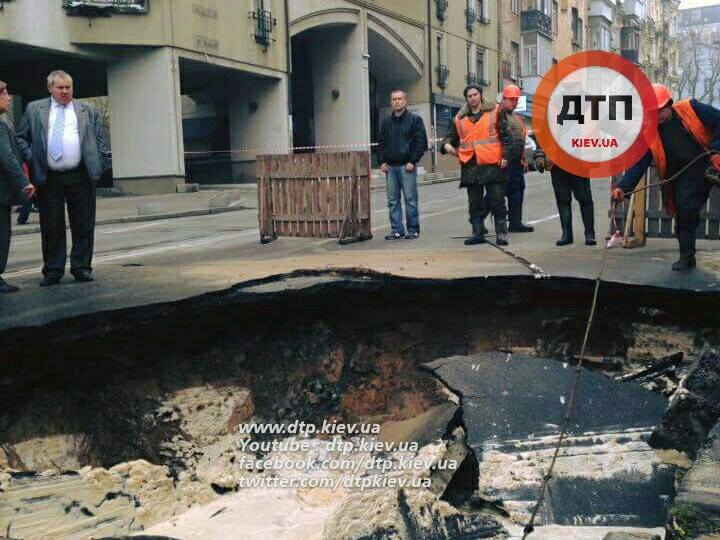 В центре столицы снова провалился асфальт