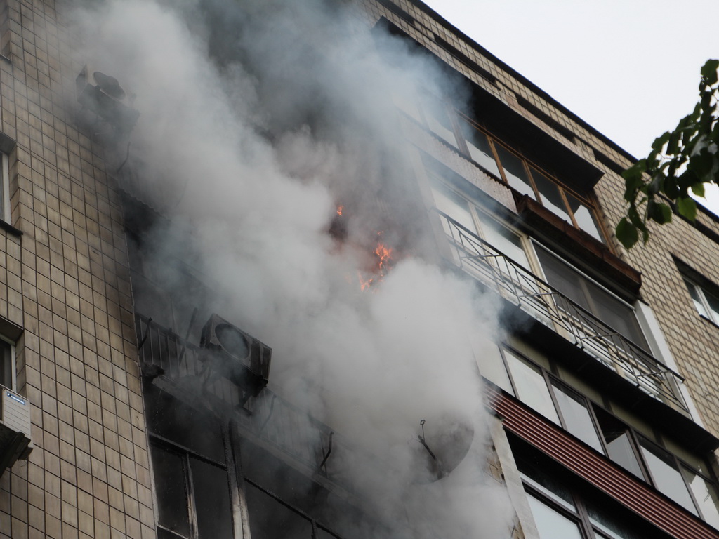 В Киеве на улице Грушевского ликвидировали пожар в жилом доме 