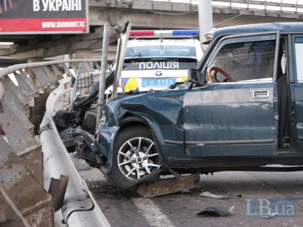 На Столичном шоссе ВАЗ протаранил разделительный отбойник