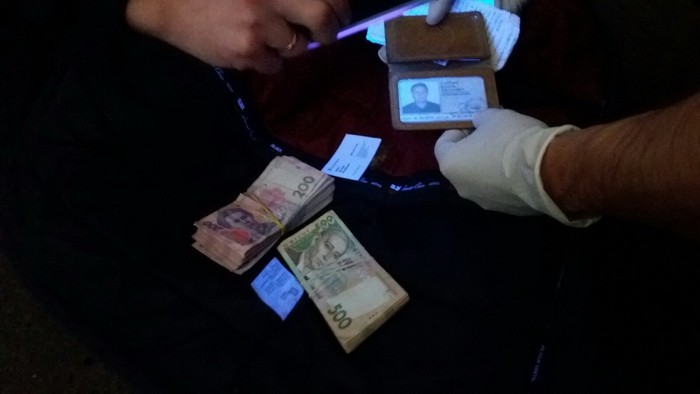 За выдачу номерных знаков на выбор чиновник Львовского сервисного центра МВД требовал взятку
