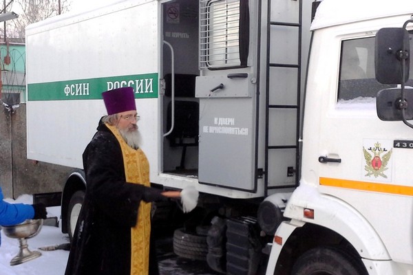 В Москве освятили автопарк машин по конвоированию заключенных