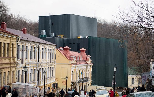 Киев рассмотрит вопрос сноса нового фасада театра на Андреевском спуске