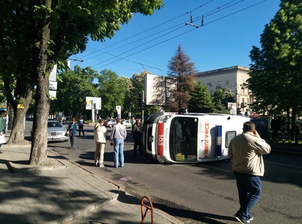 В Днепре перевернулась «скорая» с беременной военной. Опубликованы фото